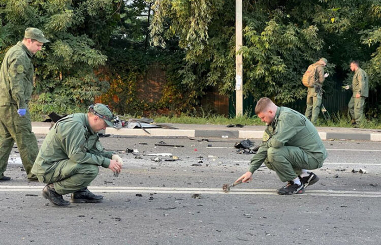 Ρώσοι ερευνητές εξετάζουν το σημείο όπου έγινε η έκρηξη του αυτοκινήτου με οδηγό την Ντάρια Ντούγκινα (φωτ.: Russian Investigative Committee)