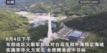 Στιγμιότυπο από την εκτόξευση κινεζικών πυραύλων (φωτ.: Twitter.com / José Abdala Mudir)