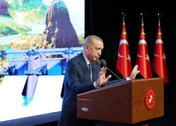Ο πρόεδρος της Τουρκίας κατά τη διάρκεια ομιλίας για τα εγκαίνια 34 υδροηλεκτρικών σταθμών (φωτ.: Προεδρία της Δημοκρατίας της Τουρκίας)