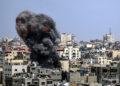 Καπνός μετά από ισραηλινό αεροπορικό χτύπημα στη Λωρίδα της Γάζας (φωτ.: EPA / Haitham Imad)