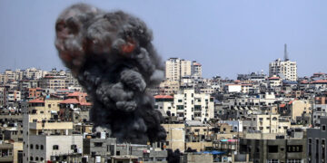 Καπνός μετά από ισραηλινό αεροπορικό χτύπημα στη Λωρίδα της Γάζας (φωτ.: EPA / Haitham Imad)