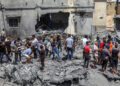 Παλαιστίνιοι έξω από κατεστραμμένο σπίτι, μετά αεροπορικές επιδρομές από ισραηλινά μαχητικά (φωτ. αρχείου: EPA / Mohammed Saber)