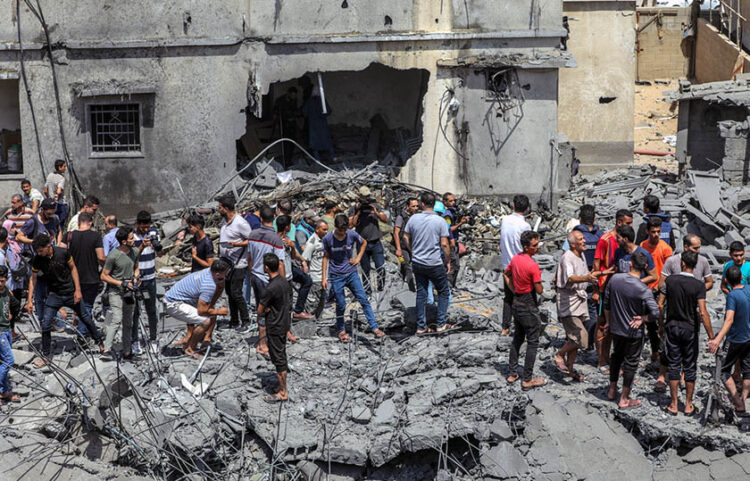 Παλαιστίνιοι έξω από κατεστραμμένο σπίτι, μετά αεροπορικές επιδρομές από ισραηλινά μαχητικά (φωτ. αρχείου: EPA / Mohammed Saber)