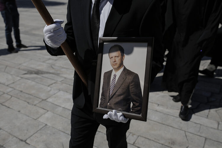 Συγγενείς και φίλοι στην κηδεία του Σταύρου Ψυχάρη, στο Α' Νεκροταφείο Αθηνών (φωτ.: ΑΠΕ-ΜΠΕ / Κώστας Τσιρώνης)