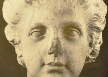 Η μαρμάρινη κεφαλή παιδιού (αρ. κατ. ΕΑΜ Γ 3616) από το Μουσείο της Ευαγγελικής Σχολής Σμύρνης. Φωτογραφικό Αρχείο Εθνικού Αρχαιολογικού Μουσείου
