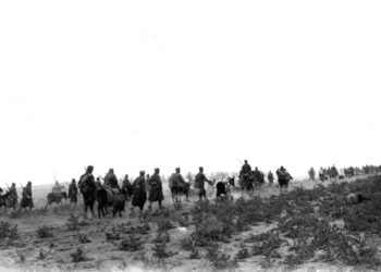 Τμήμα της XII Μεραρχίας κατά τη διάρκεια πορείας (πηγή: Συλλογή Μικρασιατικής Εκστρατείας / Αρχείο ΕΡΤ)