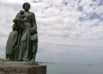 Το μνημείο της Μικρασιάτισσας μάνας στη Μυτιλήνη (φωτ.: ΑΠΕ-ΜΠΕ)