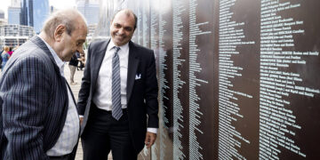 Ο Εμμανουήλ Αλφιέρης, πρόεδρος της Κυθηραϊκής Ένωσης Αυστραλίας, και ο πατέρας του Γιώργος στο Εθνικό Μνημείο Μετανάστευσης στο Σίδνεϊ, στο οποίο αναγράφονται τα ονόματα όλων των μεταναστών (φωτ: Australian National Maritime Museum / Marinco Kojdanovski)