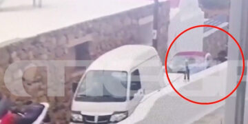 Στιγμιότυπο από το βίντεο-ντοκουμέντο με τον ξυλοδαρμό του ξενοδόχου Θοδωρή Κουσαθανά (πηγή: MEGA)