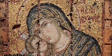Ψηφιδωτή εικόνα της Παναγίας Γλυκοφιλούσας με την επωνυμία «Η Επίσκεψις». Από την Τρίγλεια της Μικράς Ασίας (Ναός Αγίου Βασιλείου). Από εργαστήριο της Κωνσταντινούπολης, τέλη του 13ου αιώνα (φωτ.: Χριστίνα Κωνσταντάκη)