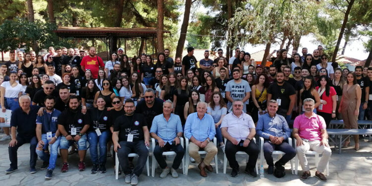 Οι συμμετέχοντες και οι συμμετέχουσες στη 15η Πανελλήνια Συνάντηση Ποντιακής Νεολαίας που έγινε το 2019 στον Πολύγυρο Χαλκιδικής (φωτ.: Facebook / Συντονιστική Επιτροπή Νεολαίας ΠΟΕ)