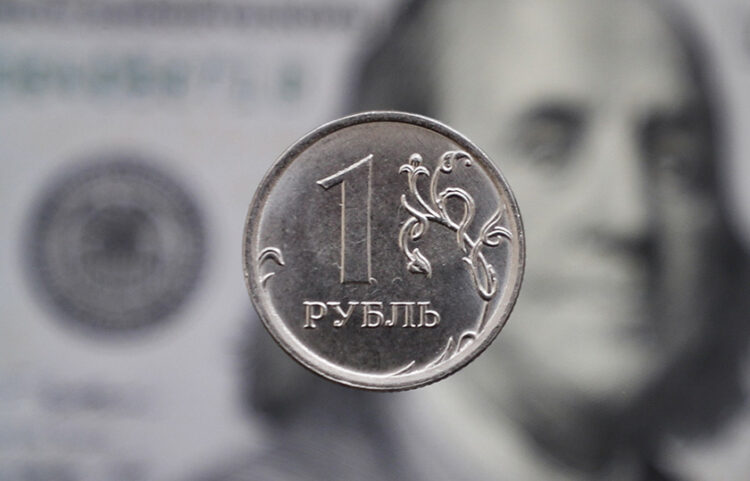 Ένα ρούβλι και ένα δολάριο (φωτ.: EPA / Yuri Kochetkov)