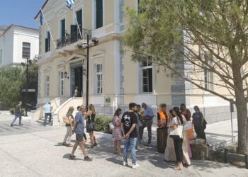 Εργαζόμενοι στο Δήμο Ανατολικής Σάμου έξω από το κτήριο του δημαρχείου μετά τους σεισμούς (φωτ.: samos24.gr)