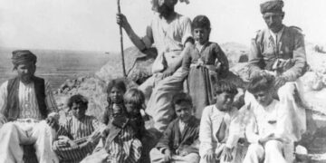 Ασσύριοι που επέζησαν μετά τη σφαγή στη Σιμέλε. Η φωτογραφία είναι δύο χρόνια μετά, το 1935, στη Συρία, κοντά στον Αβώρ, παραπόταμο του Ευφράτη (φωτ.: Assyrian Policy Institute)