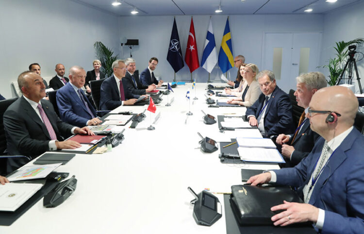 Στιγμιότυπο από τις συνομιλίες της Τουρκίας με τη Σουηδία και τη Φινλανδία κατά τη Σύνοδο του ΝΑΤΟ που έγινε στη Μαδρίτη τον Ιούνιο του 2022 (φωτ.: Προεδρία της Δημοκρατίας της Τουρκίας)