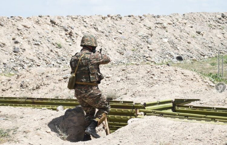 Αρμένιος στρατιώτης στα σύνορα με το Αζερμπαϊτζάν (φωτ. αρχείου: Υπ. Άμυνας Αρμενίας)
