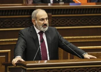 Ο πρωθυπουργός της Αρμενίας Νικόλ Πασινιάν μιλά στο κοινοβούλιο (Φωτ. αρχείου: EPA/Armenian Government Press Service)