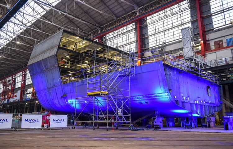 Μέρος της καρίνας –και συγκεκριμένα το κομμάτι που ονομάζεται τρόπιδα– της πρώτης φρεγάτας Belh@rra στο ναυπηγείο της Naval Group στη Λοριάν της Γαλλίας, τον Δεκέμβριο του 2021 (φωτ.: ΑΠΕ-ΜΠΕ)