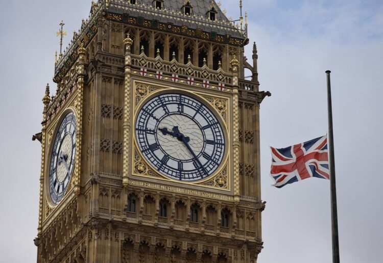 Η βρετανική σημαία στο Big Ben κυματίζει μεσίστια ως ένδειξη πένθους για το θάνατο της βασίλισσας Ελισάβετ (Φωτ.: EPA/Tolga Akmen)