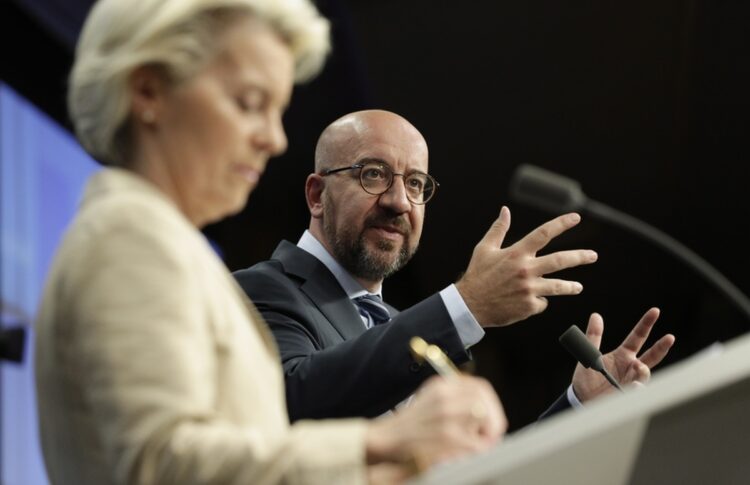Ο πρόεδρος του Ευρωπαϊκού Συμβουλίου Σαρλ Μισέλ και η πρόεδρος της Ευρωπαϊκής Επιτροπής Ούρσουλα φον ντερ Λάιεν (Φωτ. αρχείου: EPA/Olivier Hoslet)