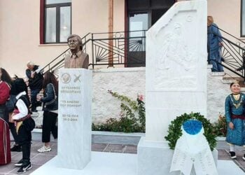 Η προτομή του κορυφαίου Πόντιου τραγουδιστή και το μνημείο για τα θύματα της Γενοκτονίας (φωτ.: prlogos.gr)