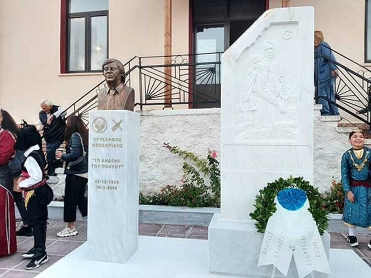 Η προτομή του κορυφαίου Πόντιου τραγουδιστή και το μνημείο για τα θύματα της Γενοκτονίας (φωτ.: prlogos.gr)