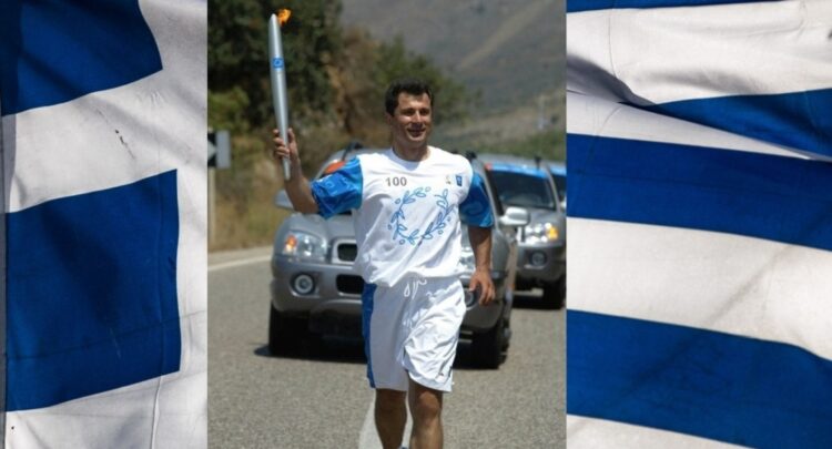 Ο Ηρακλής Δεσκουλίδης μεταφέρει την ολυμπιακή φλόγα στο Μεσολόγγι, το 2004 (φωτ.: Θανάσης Καλλιαράς/Eurokinissi - ΑΠΕ/ATHOC/Κωνσταντίνος Γεωργόπουλος)
