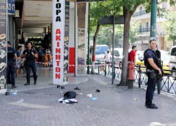 Αστυνομικοί στην πλατεία Βάθη όπου σημειώθηκε το επεισόδιο με πυροβολισμούς (Φωτ.: Eurokinissi/Βασίλης Ρεμπάπης)