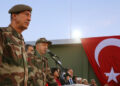 Χουλουσί Ακάρ και Ρετζέπ Ταγίπ Ερντογάν σε στρατιωτική βάση κοντά στα σύνορα της Τουρκίας με τη Συρία (φωτ.: Προεδρία Δημοκρατίας της Τουρκίας)