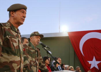 Χουλουσί Ακάρ και Ρετζέπ Ταγίπ Ερντογάν σε στρατιωτική βάση κοντά στα σύνορα της Τουρκίας με τη Συρία (φωτ.: Προεδρία Δημοκρατίας της Τουρκίας)