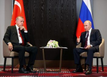 Ο Ερντογάν με τον Πούτιν στη Σαμαρκάνδη του Ουζμπεκιστάν. Πρώτα σκεπτικοί και μετά αγκαζέ... (φωτ.: EPA/ALEXANDR DEMYANCHUK/SPUTNIK/KREMLIN)