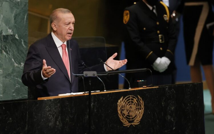 Ο Ερντογάν στο βήμα της 77ης Γενικής Συνέλευσης του ΟΗΕ (Φωτ.: EPA/Jason Szenes)