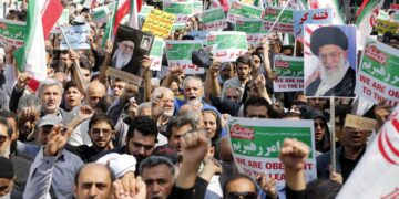Συγκέντρωση στήριξης του ιρανικού καθεστώτος μετά τα επεισόδια με αφορμή το θάνατο της Μαχσά Αμινί (Φωτ.: EPA/Abedin Taherkenareh)