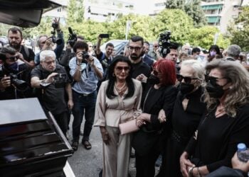 Η Ζωζώ Σαπουντζάκη κλαίει στο φέρετρο της Μάρθας Καραγιάννη (Φωτ.: Eurokinissi/Σωτήρης Δημητρόπουλος)