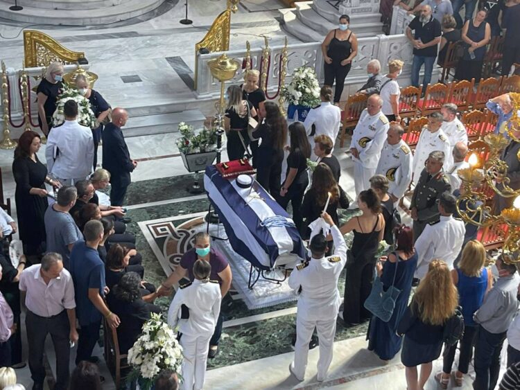 Κηδεία της 19χρονης ναυτικής δοκίμου Θάλειας στην εκκλησία του Αγίου Αχιλλείου Πέμπτη 1 Σεπτεμβρίου 2022 (Φωτ.: Eurokinissi/larissanet.gr/ Χρήστος Μπεχλιβάνος)