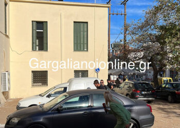 Ο 20χρονος πατέρας οδηγείται στον εισαγγελέα Κυπαρισσίας (φωτ.: gargalianoionline.gr)