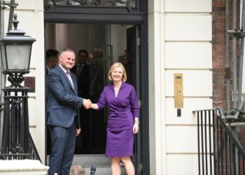 Η νέα πρωθυπουργός της Βρετανίας Λιζ Τρας με το μέλος του Κοινοβουλίου και συμπρόεδρο του Συντηρητικού Κόμματος Άντριου Στέφενσον, μπροστά από τη Ντάουνινγκ Στριτ (φωτ.: EPA/NEIL HALL)