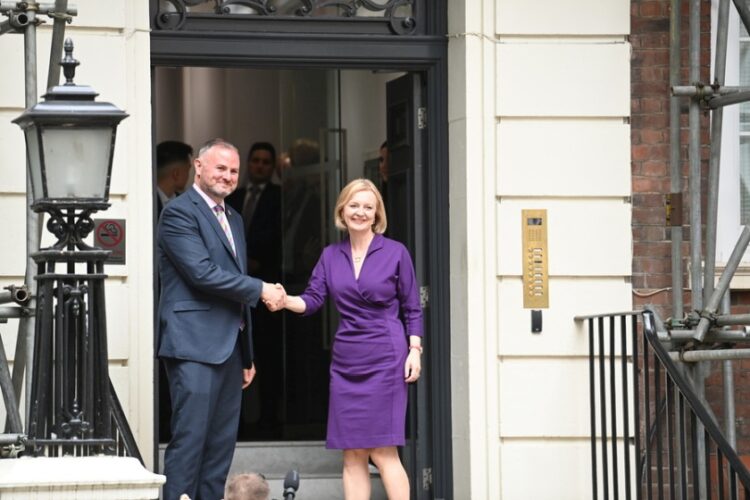 Η νέα πρωθυπουργός της Βρετανίας Λιζ Τρας με το μέλος του Κοινοβουλίου και συμπρόεδρο του Συντηρητικού Κόμματος Άντριου Στέφενσον, μπροστά από τη Ντάουνινγκ Στριτ (φωτ.: EPA/NEIL HALL)