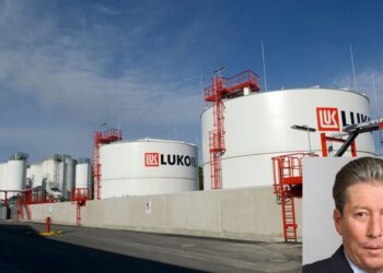Εικόνα από εγκατάσταση της Lukoil και ένθετη η εικόνα του Ραβίλ Μαγκάνοφ (εικ.: Lukoil.com/tadviser.com/)
