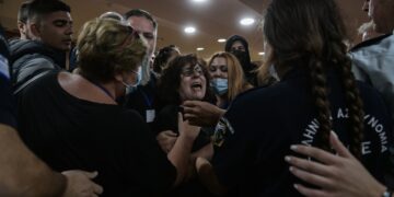 Έντονη αντίδραση της Μάγδας Φύσσα κατά την αποχώρηση του Ηλία Κασιδιάρη όταν υποστηρικτές του ξέσπασαν σε χειροκροτήματα μέσα στην αίθουσα του δικαστηρίου, Τετάρτη 28 Σεπτεμβρίου 2022. (Φωτ.: Eurokinissi/Τατιάνα Μπόλαρη)