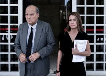 Στην εισαγγελία του Αρείου Πάγου η Γεωργία Μπίκα, συνοδευόμενη από τον δικηγόρο της. Πέμπτη 1 Σεπτεμβρίου 2022 (Φωτ.: Eurokinissi/Σωτήρης Δημητρόπουλος)