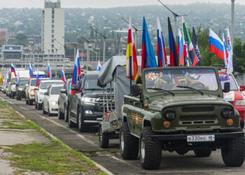 Υποστηρικτές της ένωσης με τη Ρωσία σε δρόμο του Λουχάνσκ (φωτ.: EPA / STRINGER)