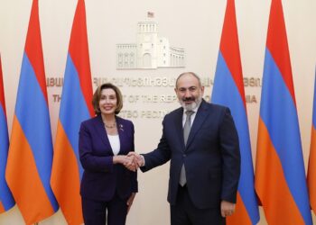 Χειραψία του πρωθυπουργού της Αρμενίας Νικόλ Πασινιάν με την πρόεδρο της Βουλής των Αντιπροσώπων των ΗΠΑ Νάνσυ Πελόζι κατά τη διάρκεια της επίσκεψής στο Γερεβάν (Φωτ.: EPA/Armenian Government Press Service)
