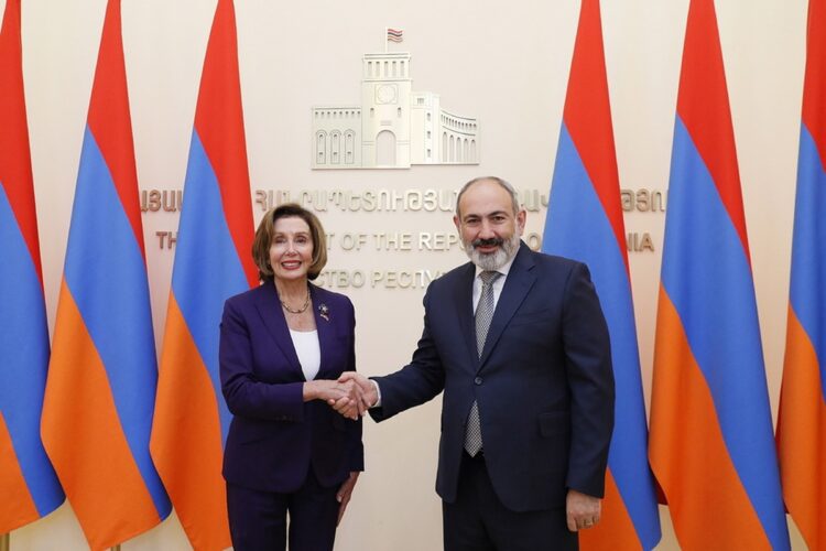 Χειραψία του πρωθυπουργού της Αρμενίας Νικόλ Πασινιάν με την πρόεδρο της Βουλής των Αντιπροσώπων των ΗΠΑ Νάνσυ Πελόζι κατά τη διάρκεια της επίσκεψής στο Γερεβάν (Φωτ.: EPA/Armenian Government Press Service)