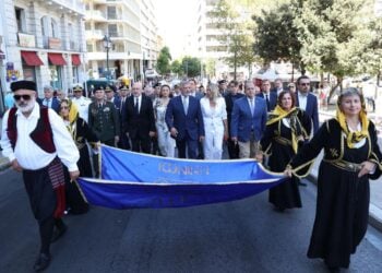 Πορεία προς τον Άγνωστο Στρατιώτη στο πλαίσιο των εκδηλώσεων μνήμης για τη γενοκτονία των Ελλήνων της Μικράς Ασίας από την Περιφέρεια Αττικής και την ΟΠΣΕ ( Φωτ.: facebook.com/PerifereiaAttikis)