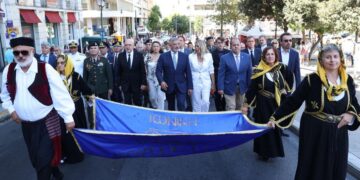 Πορεία προς τον Άγνωστο Στρατιώτη στο πλαίσιο των εκδηλώσεων μνήμης για τη γενοκτονία των Ελλήνων της Μικράς Ασίας από την Περιφέρεια Αττικής και την ΟΠΣΕ ( Φωτ.: facebook.com/PerifereiaAttikis)