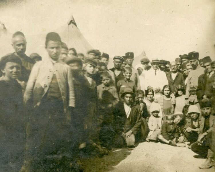 Πόντιοι πρόσφυγες στον καταυλισμό του Αγίου Στεφάνου (Κωνσταντινούπολη 1923) (Φωτ.: Αρχείο Ε.Π.Μ 3.1.16)