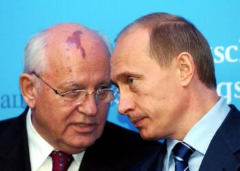 Βλαντίμιρ Πούτιν και Μιχαήλ Γκορμπατσόφ στη Γερμανία το 2004 (Φωτ. αρχείου: EPA/Carsten Rehder)