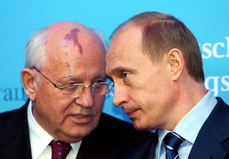 Βλαντίμιρ Πούτιν και Μιχαήλ Γκορμπατσόφ στη Γερμανία το 2004 (Φωτ. αρχείου: EPA/Carsten Rehder)