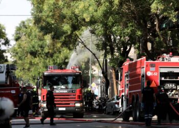 Πυροσβέστες στην επιχείρηση κατάσβεσης της φωτιάς που ξέσπασε σε κατάστημα στην Αχαρνών, Παρασκευή 2 Σεπτεμβρίου 2022. (Φωτ.: Eurokinissi/Γιάννης Παναγόπουλος)